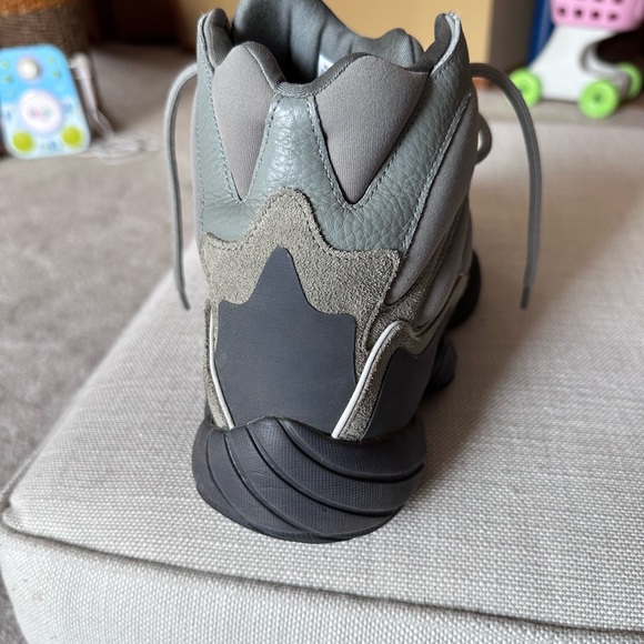 Yeezy 500 - Picture 6 of 14